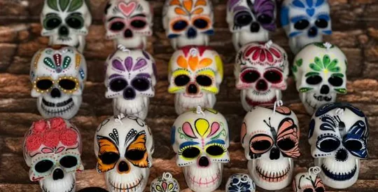 Muchas velas con forma de calavera decoradas con colores
