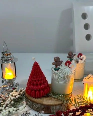 Centro de mesa navideño con vela árbol y vela postre