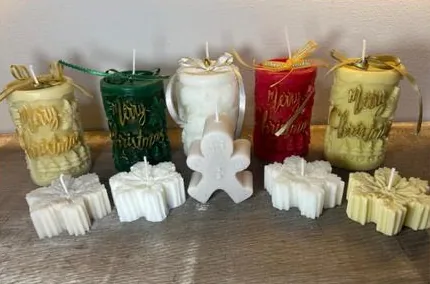 Velones decorados y velas de copo de nieve y galleta